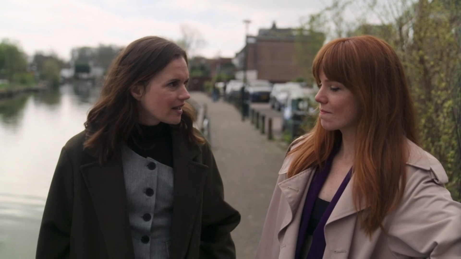 Shanti vraagt of Nina voor haar wil bemiddelen